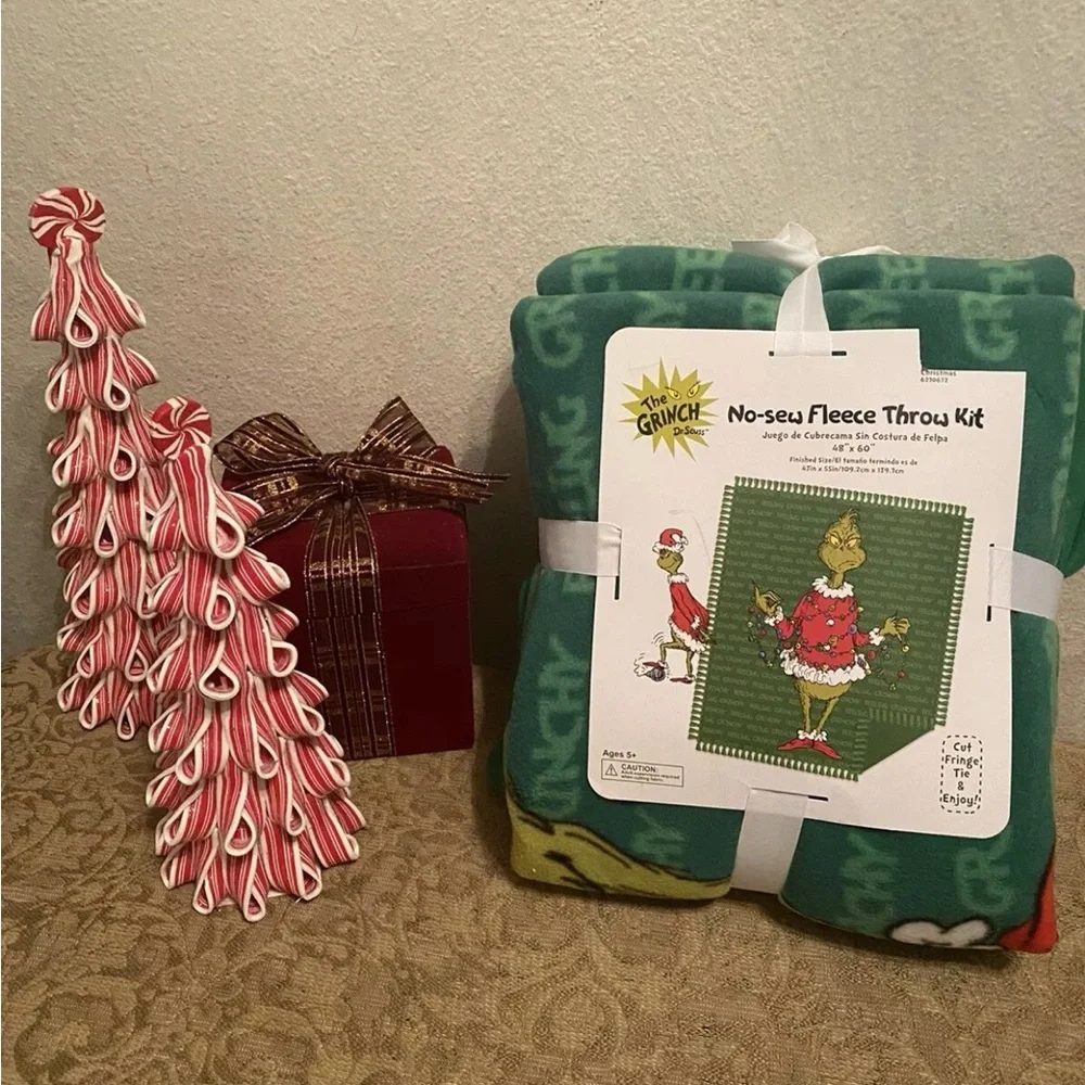 Grinch No Sew Blanket. NWT